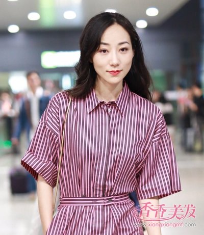 2018女生知性风慵懒感中长卷发发型 献给气质干练的职场女士